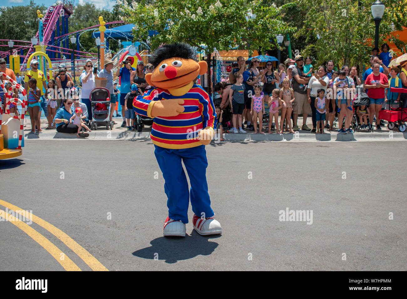 Orlando, Florida. Juli 30, 2019. Ernie tanzen in Sesame Street Party Parade in Seaworld Stockfoto