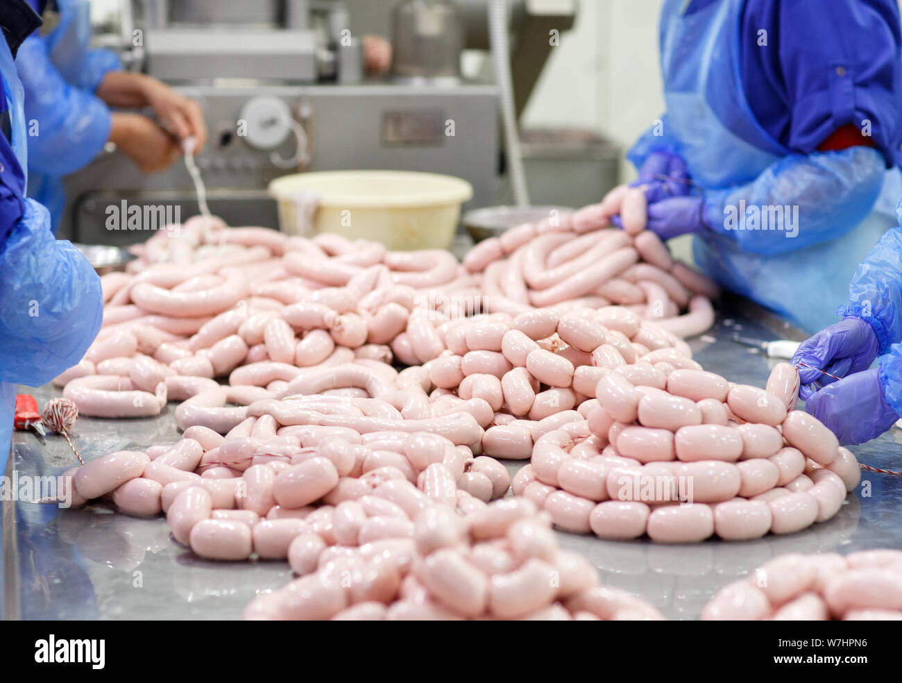 Metzger Verarbeitung Würstchen am Fleisch Fabrik Stockfoto