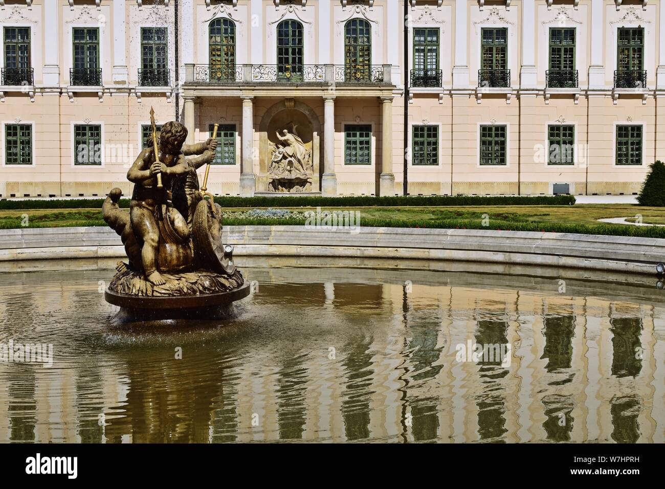 Brunnen vor dem Schloss Esterhazy in Fertod, Ungarn Stockfoto