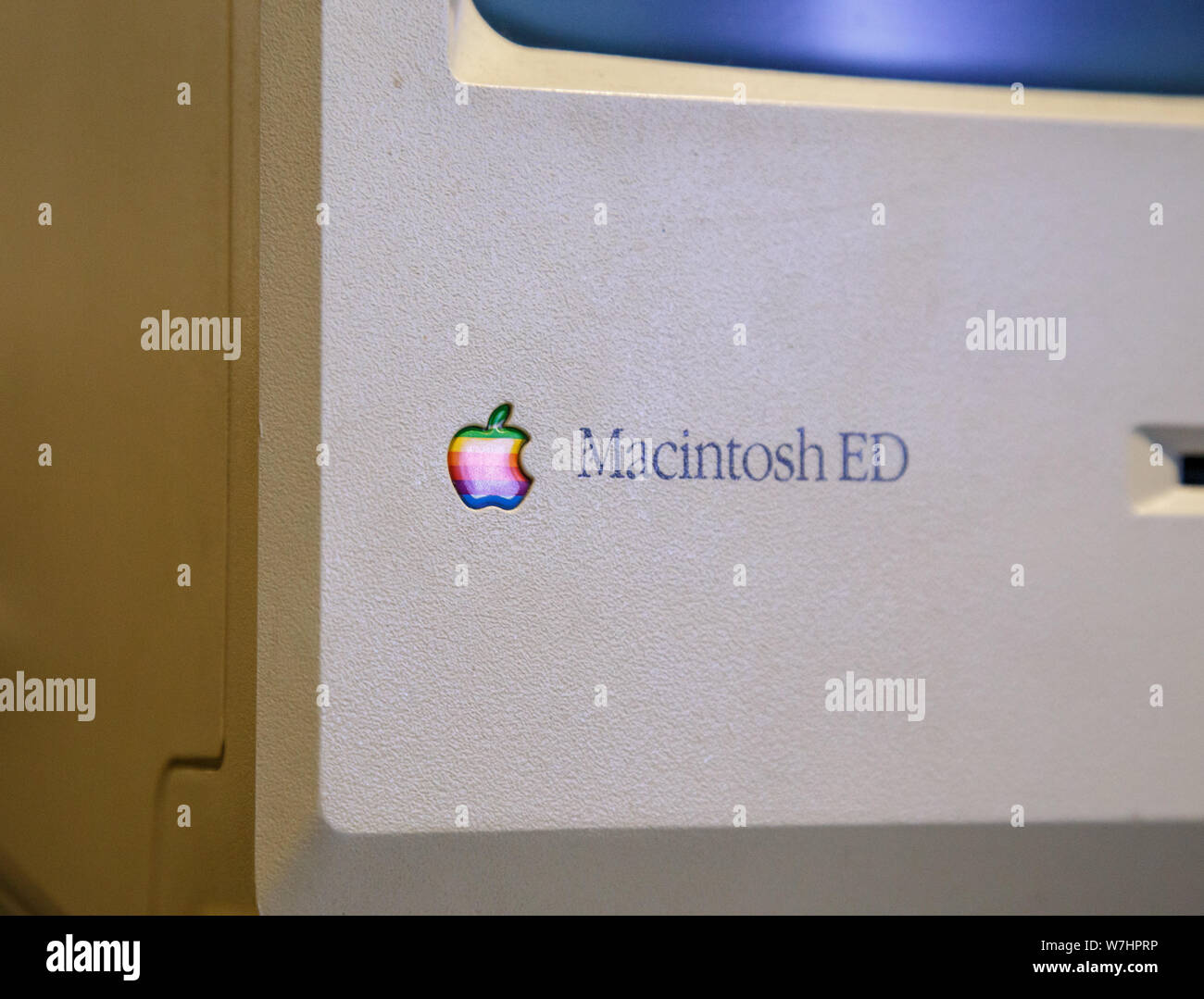 Istanbul, Türkei, März 2019: Closeup alte rainbow Apple Logo auf alten Macintosh Computer. Rahmi Koc Museum. Stockfoto