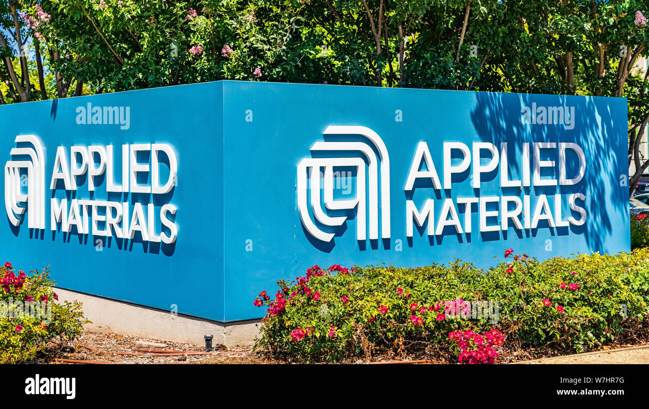 Juli 24, 2019 Santa Clara/CA/USA - Applied Materials Schild am Eingang zum Campus der Firma im Silicon Valley, South San Francisco ba veröffentlicht Stockfoto