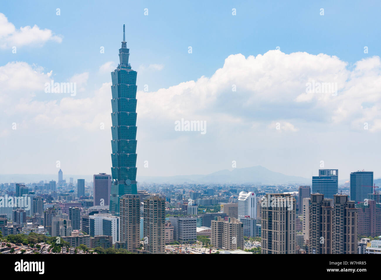 Taipei 101 Tower in der Skyline, ein Wahrzeichen supertall Wolkenkratzer aus Xiangshan aka Elephant Mountain oder den Elefanten, Xinyi Bezirk, Taiwan gesehen Stockfoto