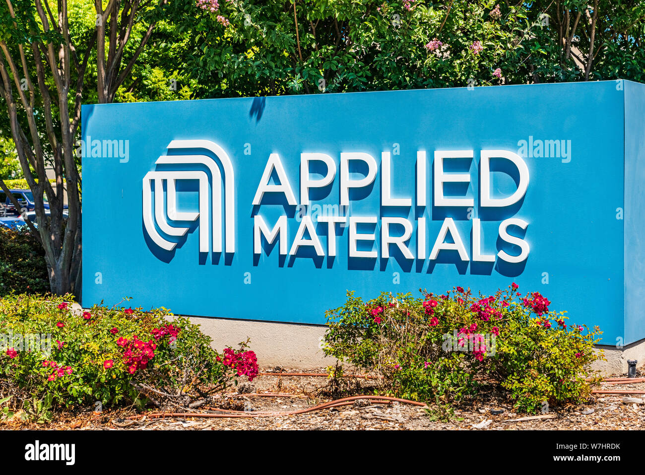 Juli 24, 2019 Santa Clara/CA/USA - Applied Materials Schild am Eingang zum Campus der Firma im Silicon Valley, South San Francisco ba veröffentlicht Stockfoto