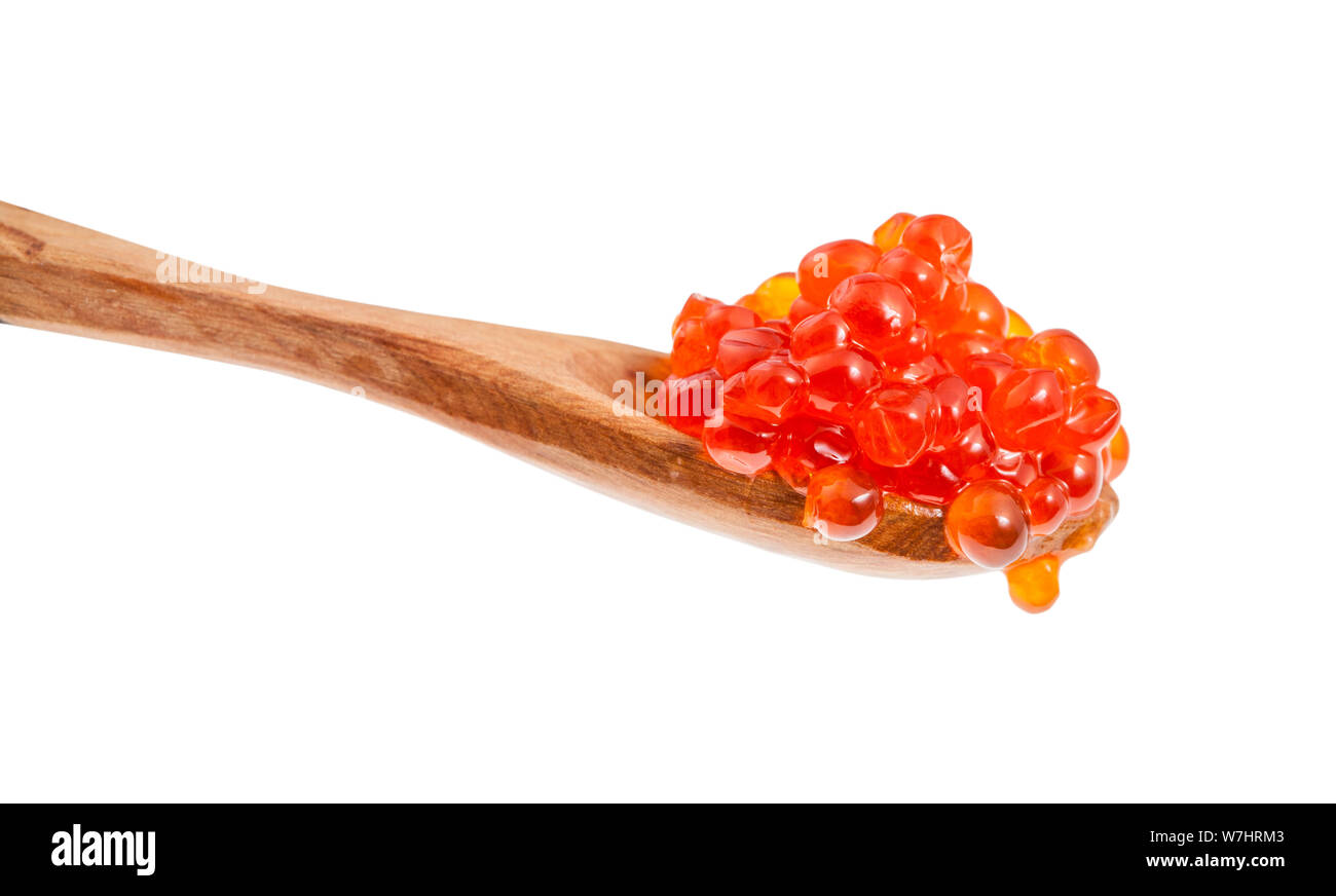 Kleine Löffel aus Holz mit gesalzener russischen roten Kaviar von sockeye Lachse fischen auf weißem Hintergrund Stockfoto