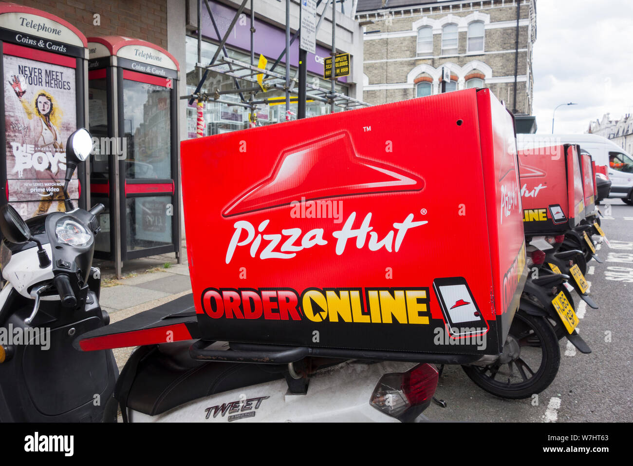 Eine Reihe von PIzza Hut Motorroller außerhalb eines seiner Geschäfte an der Fulham Road, Fulham, London, UK geparkt Stockfoto