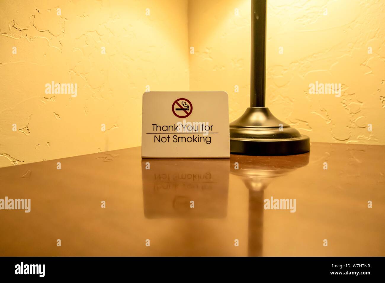 No Smoking Sign in schmuddeligen Motel Zimmer Stockfoto