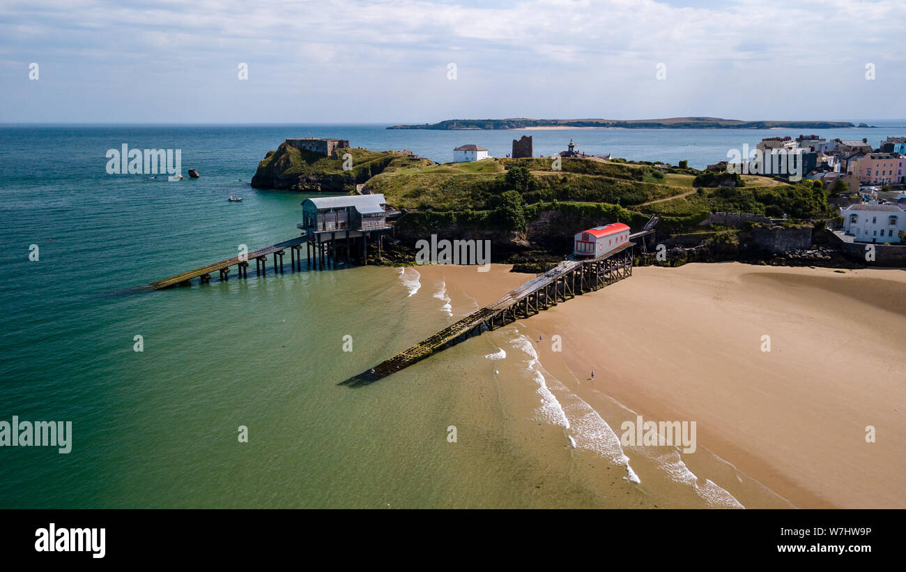 Antenne drone Blick auf die schönen Sandstrände zu einem bunten, malerischen Küstenstadt Stockfoto