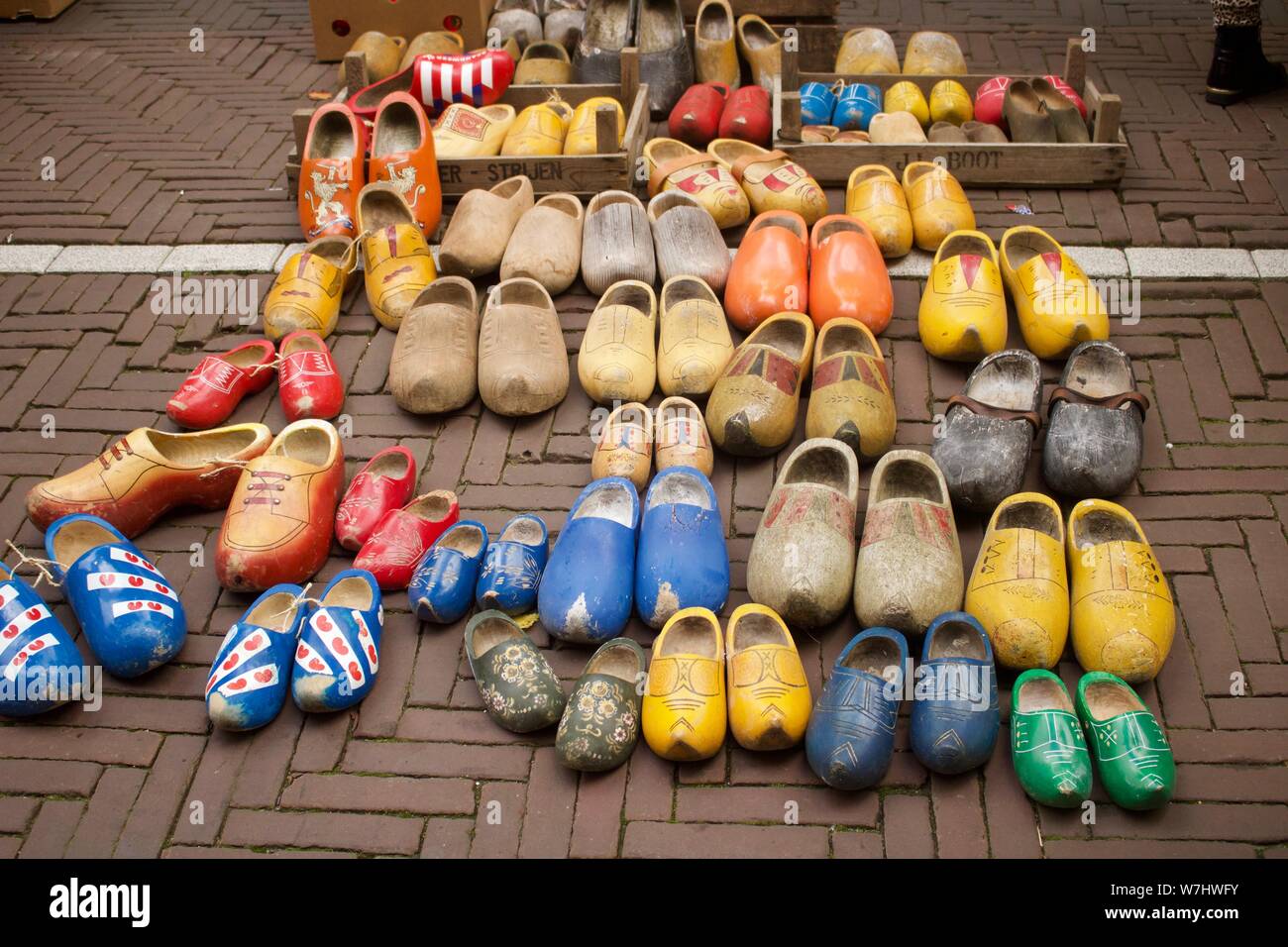 20. September 2018 - Amsterdam, Niederlande: Second hand Clogs für Verkauf Stockfoto