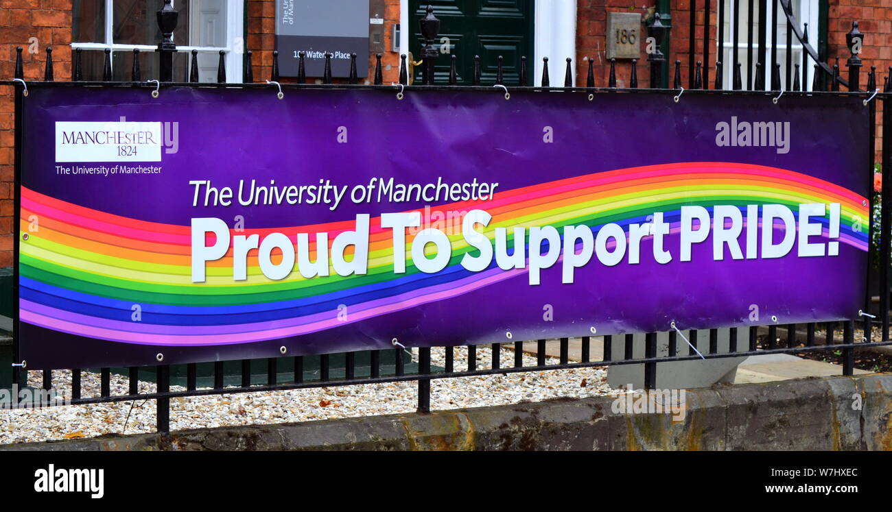 Ein Banner, dass der Universität von Manchester ist "stolz darauf, Unterstützung Stolz" auf einem Zaun an der Universität in Manchester, Großbritannien Stockfoto