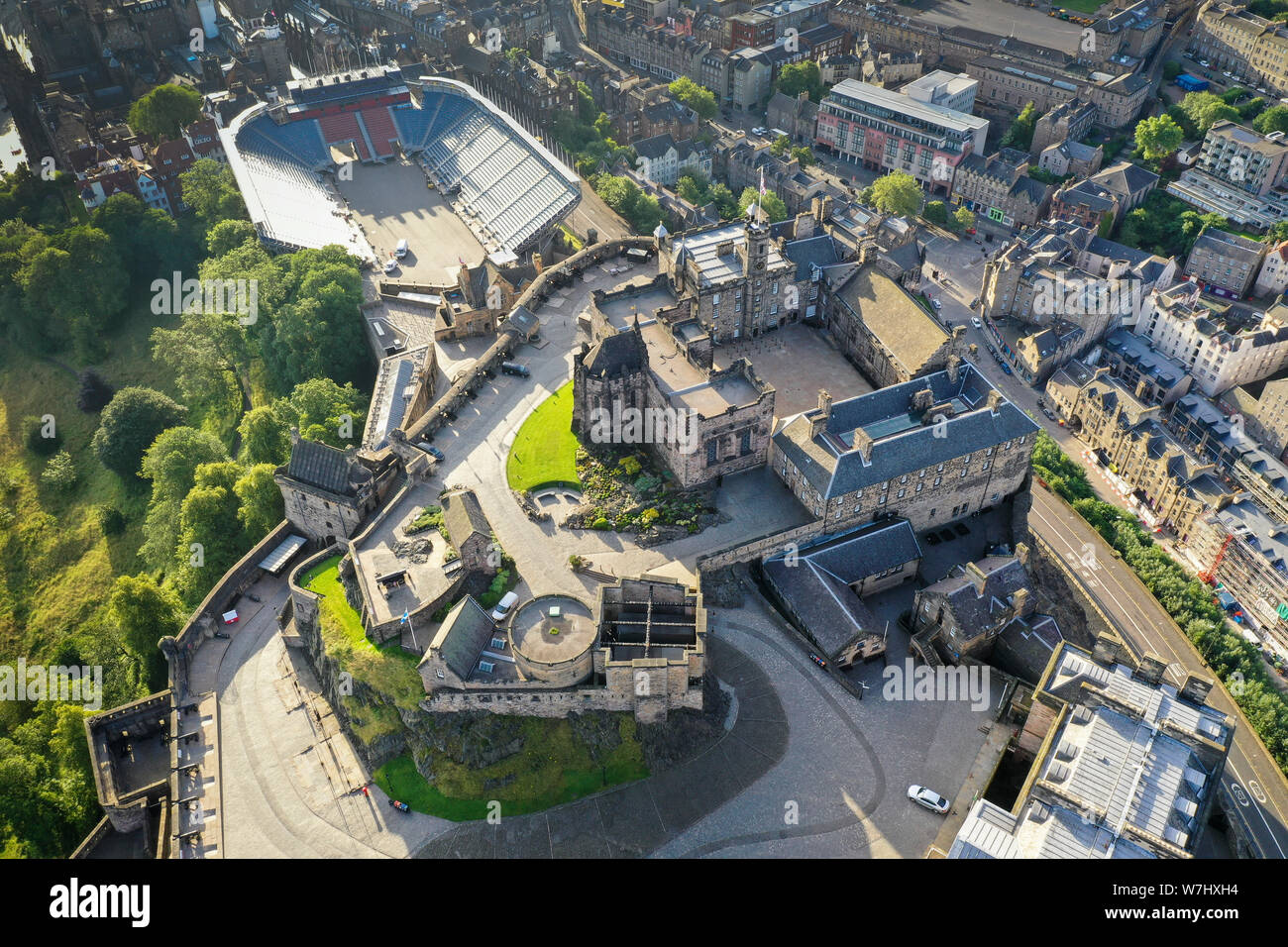 Antenne drone Aussicht auf das Edinburgh Castle mit Tattoo Sitzbereich Stockfoto