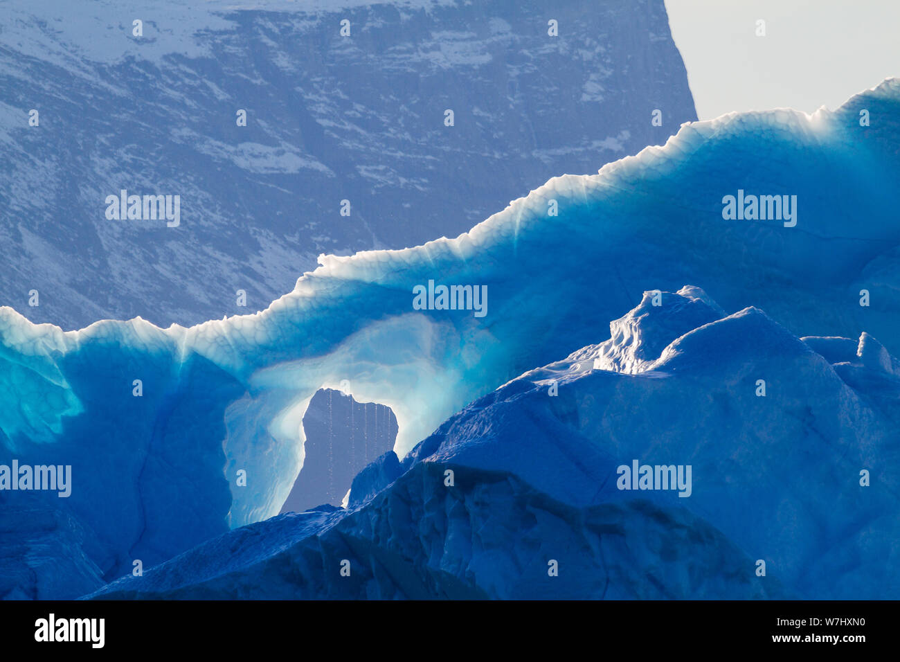 Erkunden Scoresbysund durch Zodiac bot Gelegenheit, sich mit den sehr hohen eisberge zu nah und persönlich. Hier in der Morgensonne erfasst, die ätherischen Eisberg ist langsam schmelzen, Tröpfchen für Tröpfchen Stockfoto