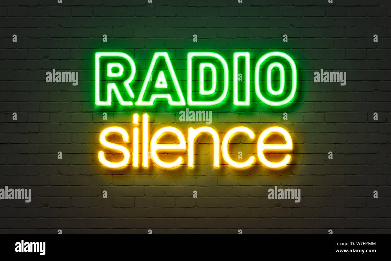 Radio silence Leuchtreklame auf Mauer Hintergrund Stockfoto