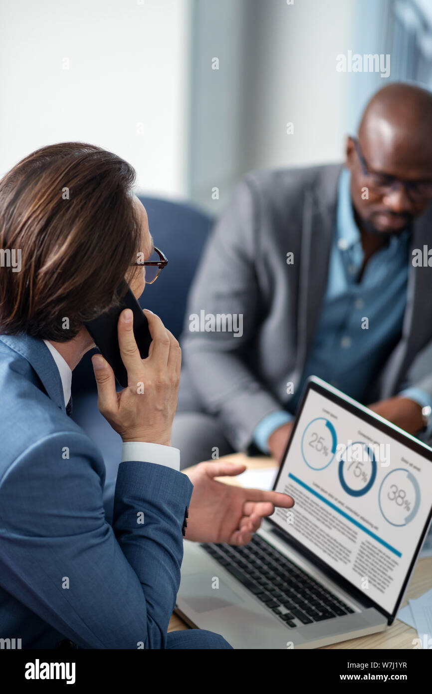 Unternehmer, Partner bei Fragen zu Projekt Stockfoto