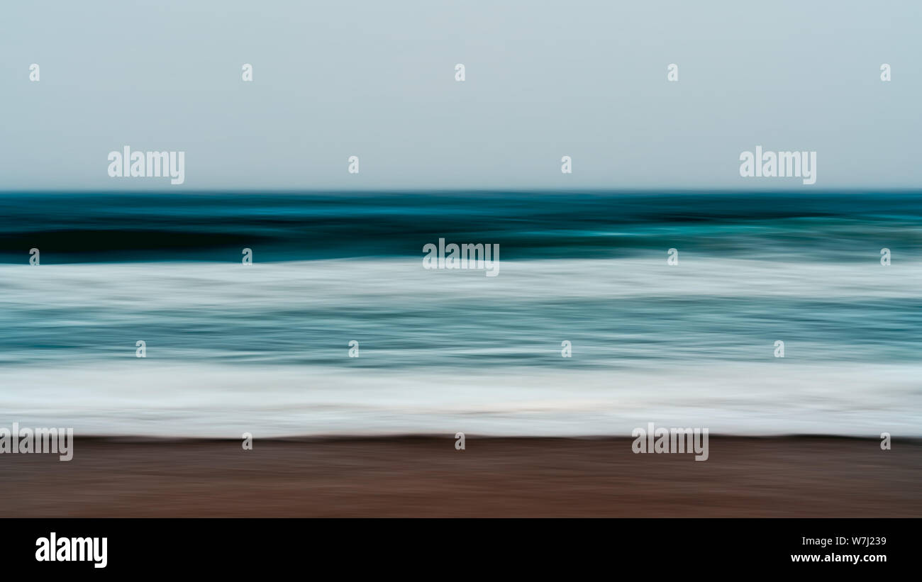 Stürmische See und in der Dämmerung. Zusammenfassung Hintergrund Seascape, Bewegungsunschärfe, langen Belichtungszeit. Blau, Türkis Farben Stockfoto