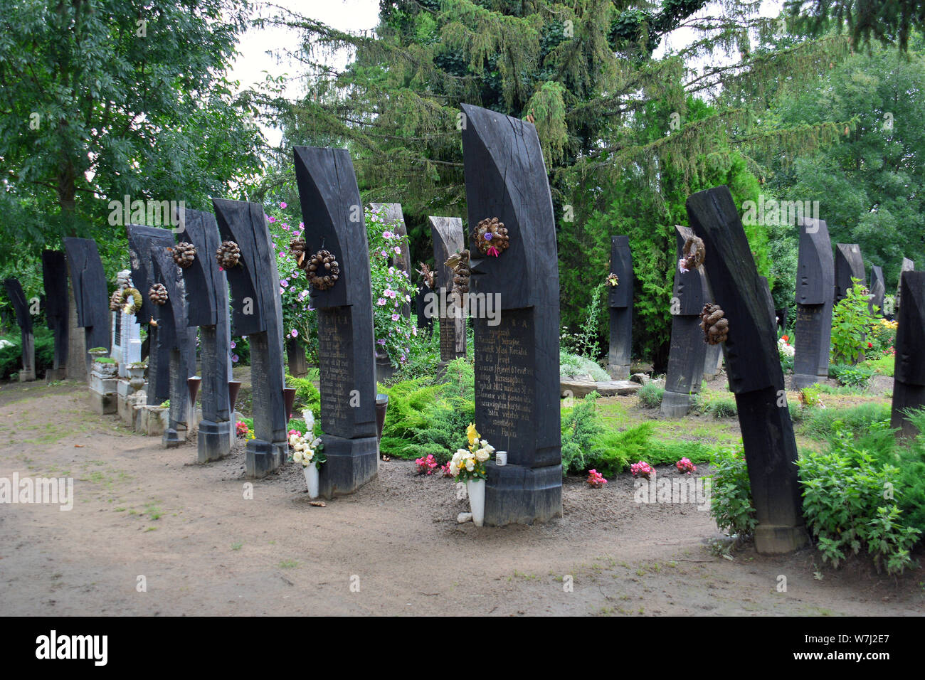 Holz- Boot geformten Grabsteine auf dem Friedhof, Szatmárcseke, Ungarn, Magyarország, Europa Stockfoto