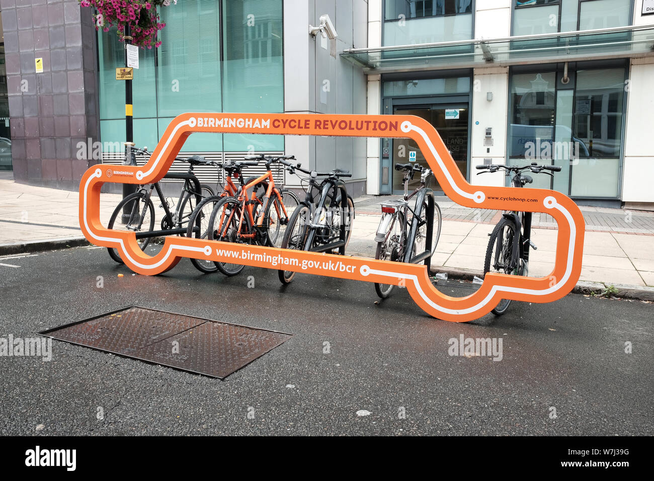 August 2019 - Auto geformte Fahrrad-parken Rack in Birmingham Stockfoto