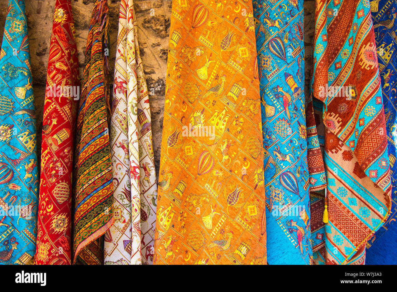 Helle und farbenfrohe Seide. Produkte können als Schal oder Halstuch verwendet werden. Stockfoto