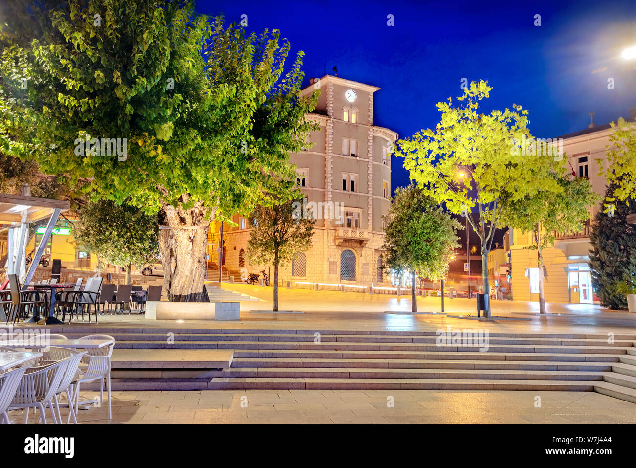 Hauptplatz in Küsten Ferienort Crikvenica in der Nacht. Istrien, Kroatien Stockfoto