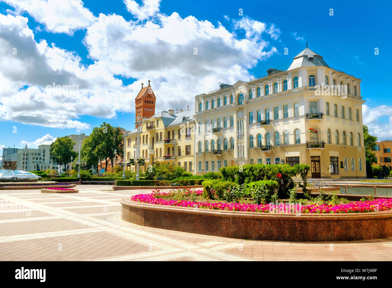 Blick auf den Platz der Unabhängigkeit am sonnigen Sommertag. Minsk, Weißrussland Stockfoto