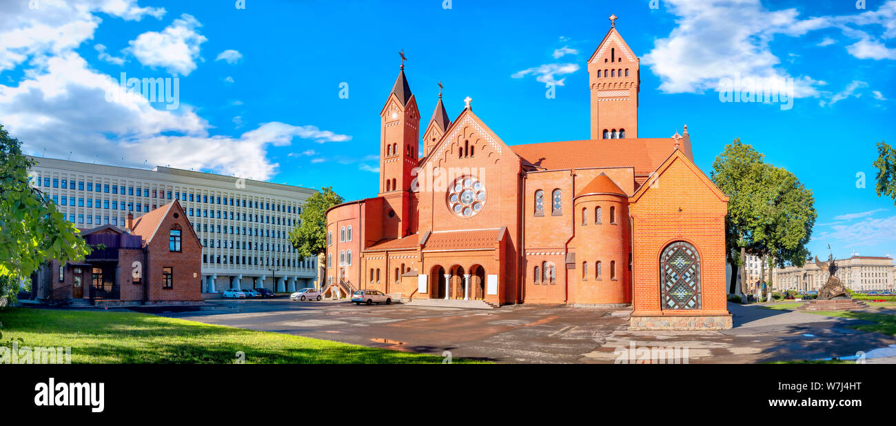 Panoramablick auf St. Simon und Helena berühmten katholischen Kirche (Rote Kirche) auf dem Unabhängigkeitsplatz in Minsk. Weißrussland Stockfoto