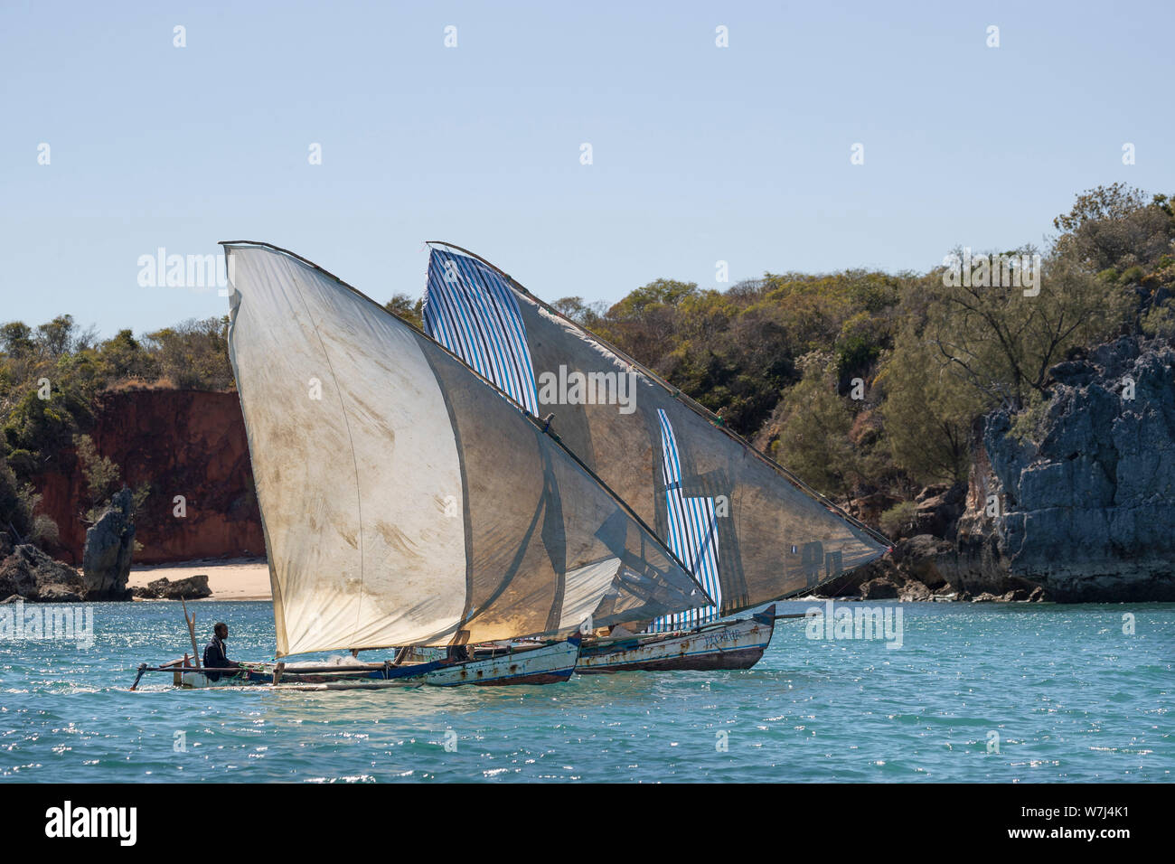 Afrika, Madagaskar, Anjajavy, lokale Fischerboote Segeln entlang der Küste in der Nähe von Anjajavy. Stockfoto