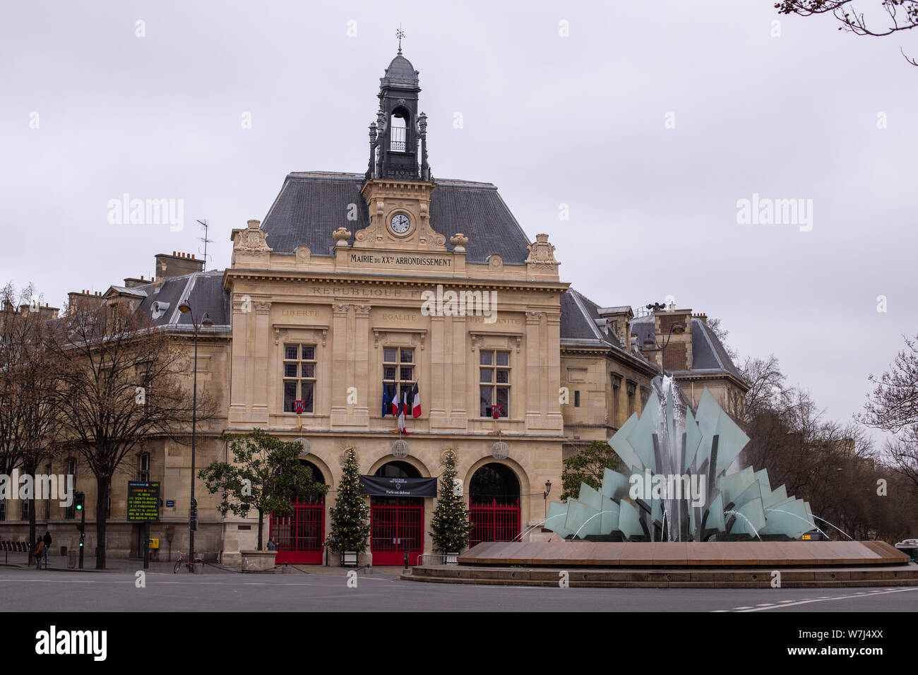 Paris, Frankreich, 01. Januar 2016: stadtbild Der Gambetta Platz mit seinem Denkmal und das Rathaus (Mairie du XXeme) Gebäude Stockfoto