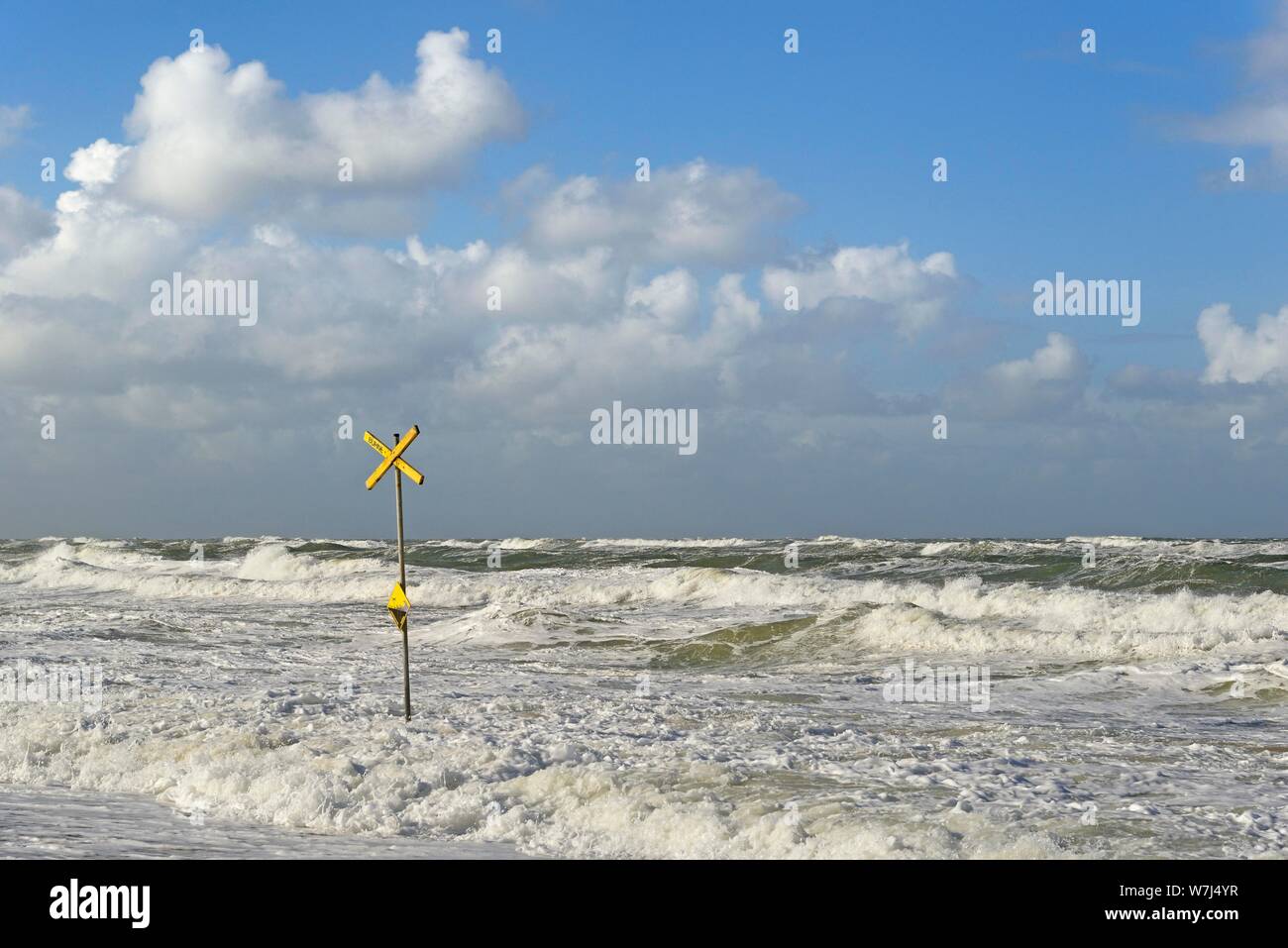 Gelbes Schild, lebensbedrohliche, am Strand, stürmische Nordsee, Westerland, Sylt, Nordfriesische Inseln, Nordfriesland, Schleswig-Holstein, Deutschland Stockfoto