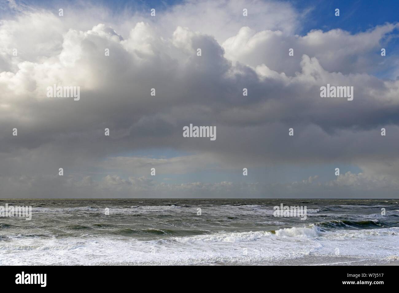 Stürmische Nordsee, blauer Himmel mit Tiefziehen Haufenwolken (Cumulus), Sylt, Nordfriesische Inseln, Nordfriesland, Schleswig-Holstein, Deutschland Stockfoto
