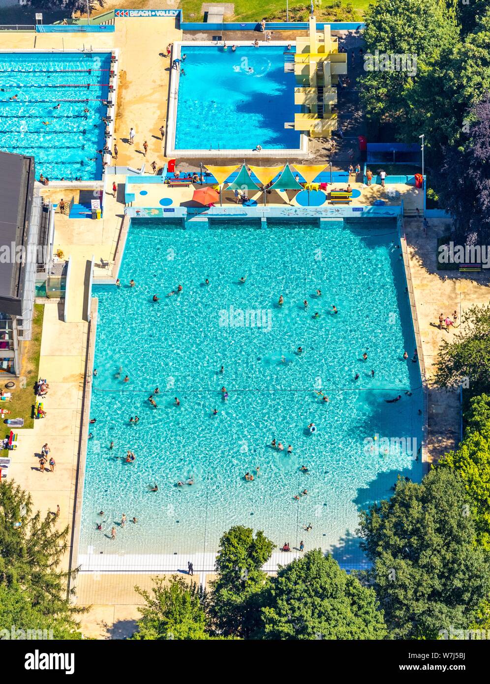Luftaufnahme, öffentliches Schwimmbad, Panorama Pool Velbert-Neviges mit  Sprungturm und Tauchbecken, Velbert, Nordrhein-Westfalen, Deutschland  Stockfotografie - Alamy