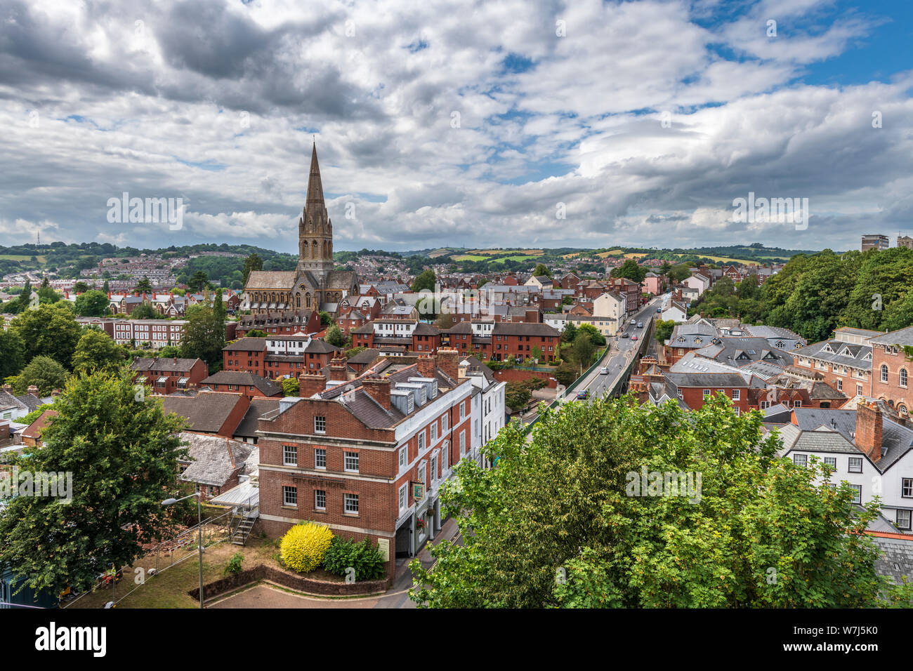 Die Stadt Exeter Skyline Blick auf die City Gate Hotel und Eiserne Brücke mit St Michael und alle Engel Kirche auf der linken Seite. Stockfoto