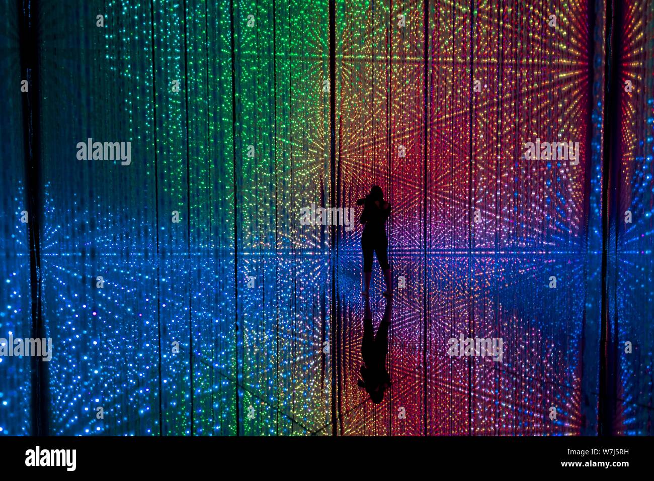 LED-Installation, Besucher der Digital Art Museum, TeamLab Planeten, Koto, Tokio, Japan, Asien Stockfoto