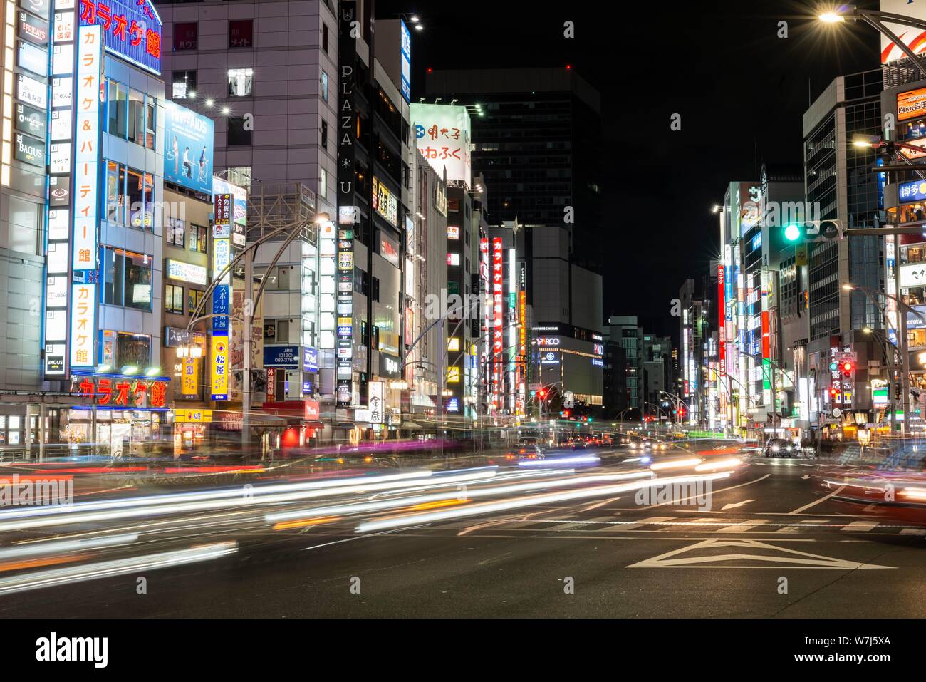 Viel befahrenen Straße mit Autos, Langzeitbelichtung, street scene bei Nacht, Tokio, Japan Stockfoto