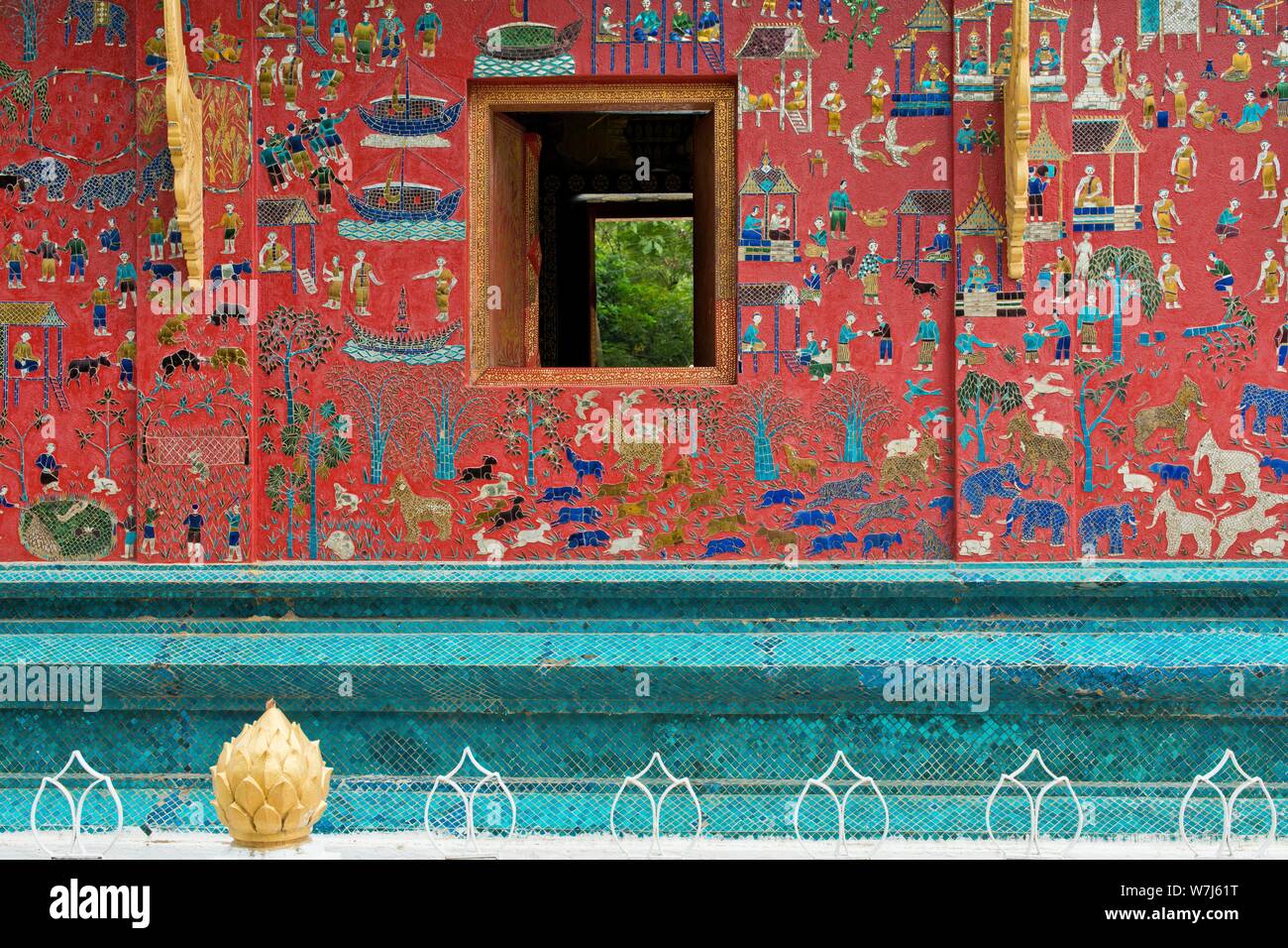 Farbigen glasmosaiken an der Bibliothek, Ho Phra Mähne, Wat Xieng Thong, Luang Prabang, Laos Stockfoto