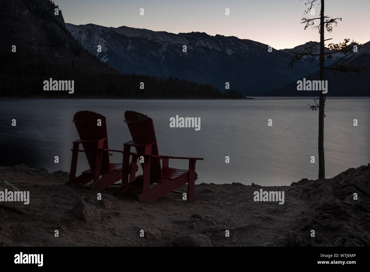 Roten Stühlen am Lake Minnewanka im Banff National Park, Alberta, Kanada Stockfoto
