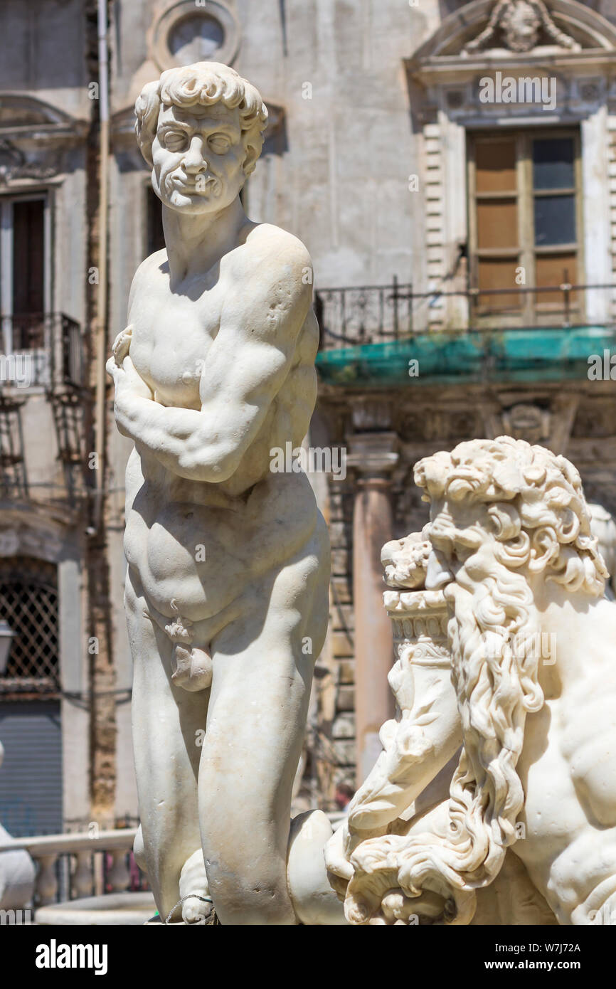 Antike Statuen aus Marmor Praetorian Brunnen (Fontana Pretoria) auf der Piazza Pretoria in Palermo, Sizilien, Italien Stockfoto