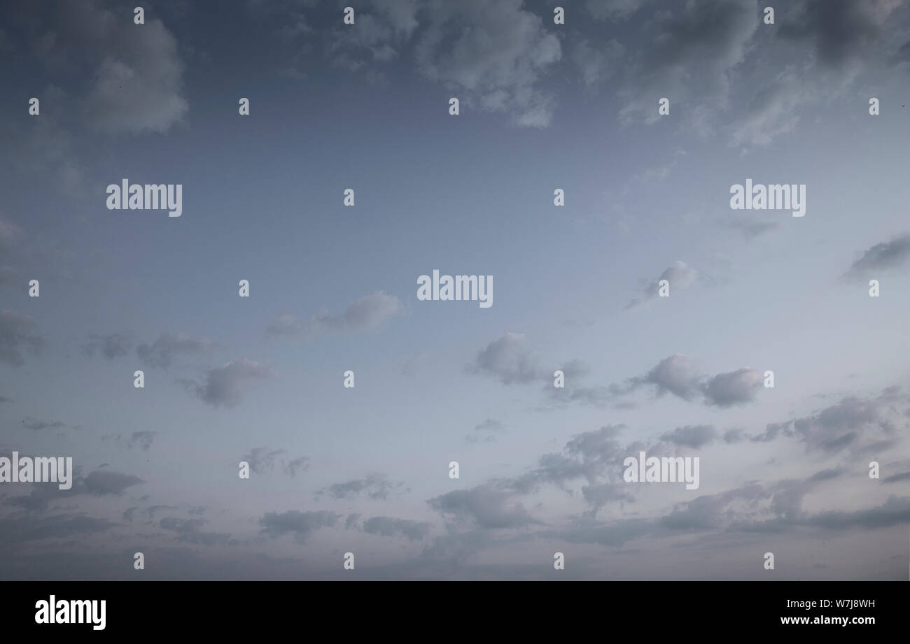 Nachthimmel mit Fluffy Clouds Stockfoto