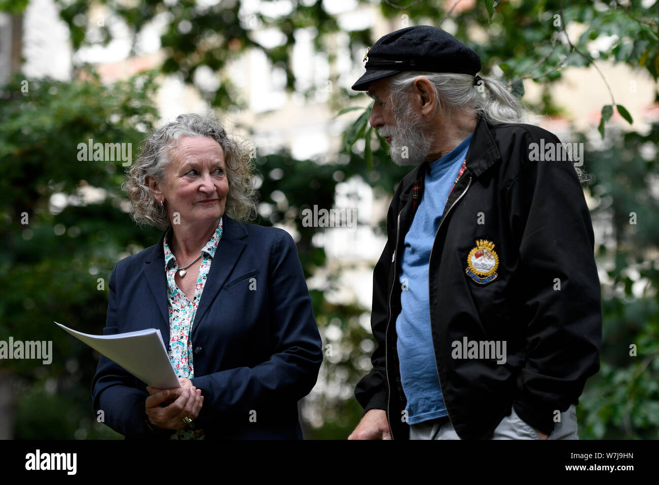 Baronin Jenny Jones (L) während der gedenkfeier gesehen. Menschen für die 74. jährlichen Gedenken an Hiroshima die Atombombe im Jahr 1945 sammeln. Eine einstündige Zeremonie wurde durchgeführt, einschließlich Reden, zwei Minuten Stille und Kranzniederlegung an der Hiroshima Kirschbaum. Stockfoto