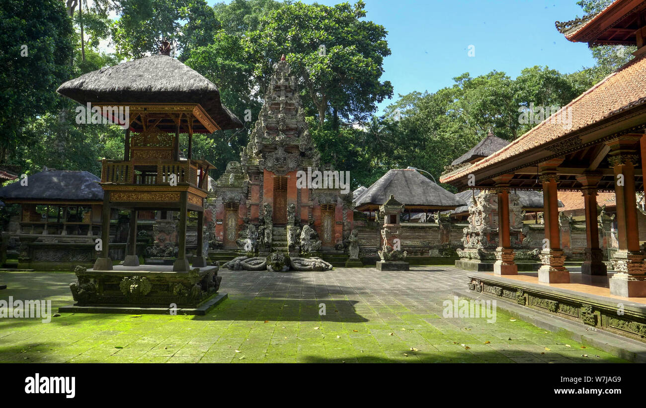 Ein Hindu Tempel, der Heimat des balinesischen Long-tail Makaken, Affenwald von Ubud auf der Insel Bali in Indonesien Stockfoto