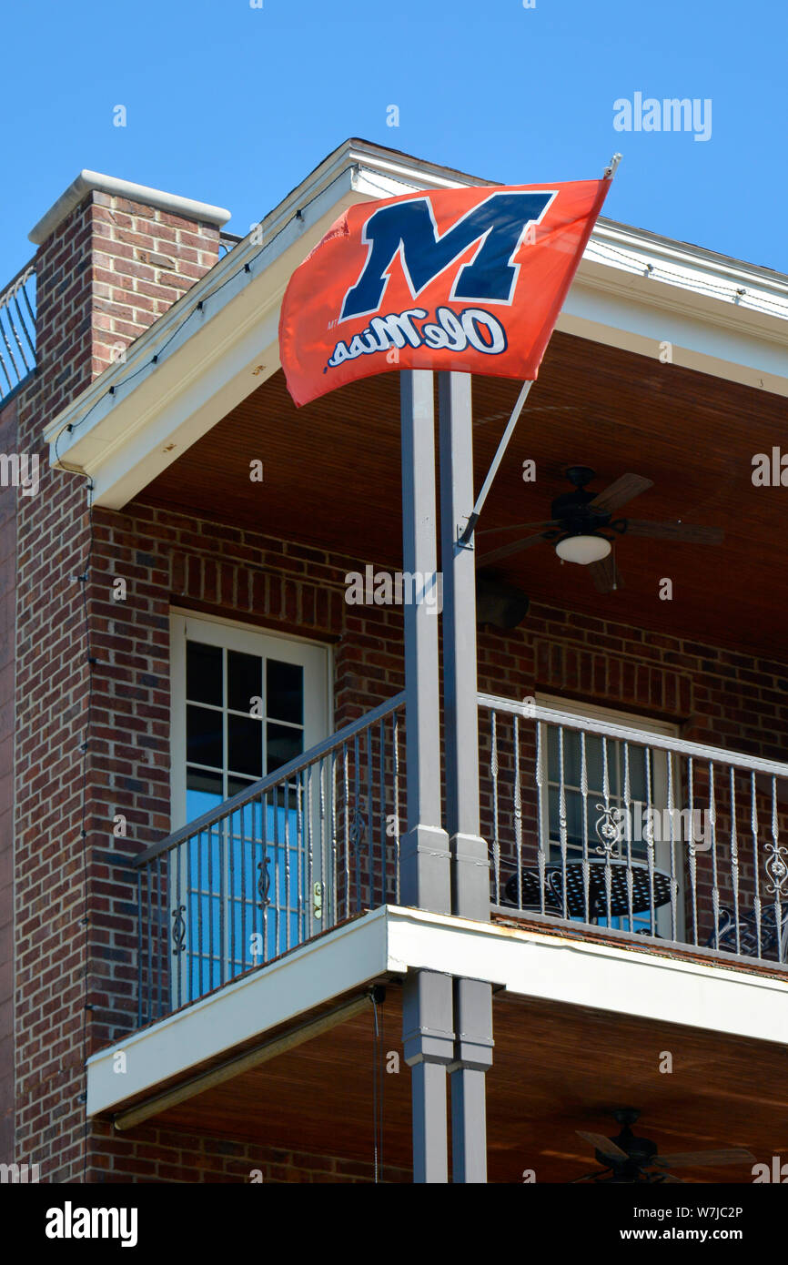 Ein "Ole Miss" Banner weht im Wind von einem Balkon in der Innenstadt von Oxford, in der Nähe der Universität von Mississippi in Oxford, MS Stockfoto