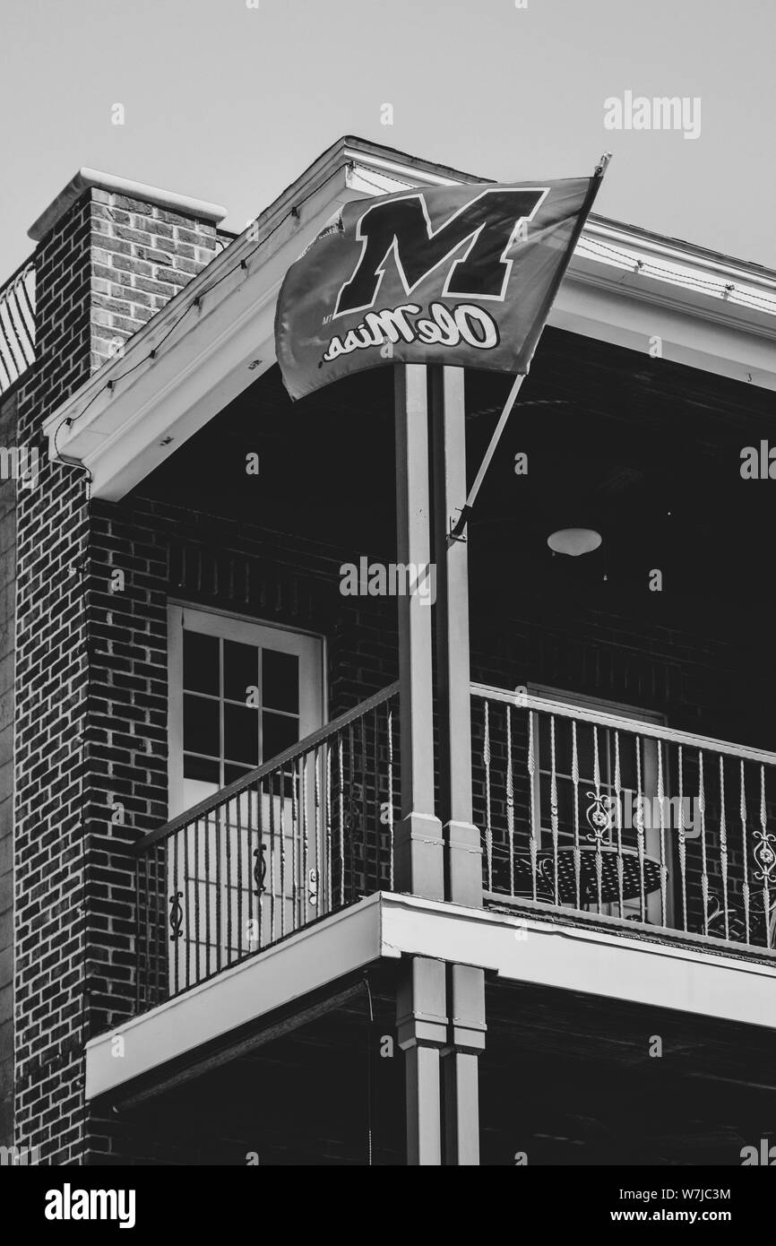 Ein "Ole Miss" Banner weht im Wind von einem Balkon in der Innenstadt von Oxford, in der Nähe der Universität von Mississippi in Oxford, MS Stockfoto