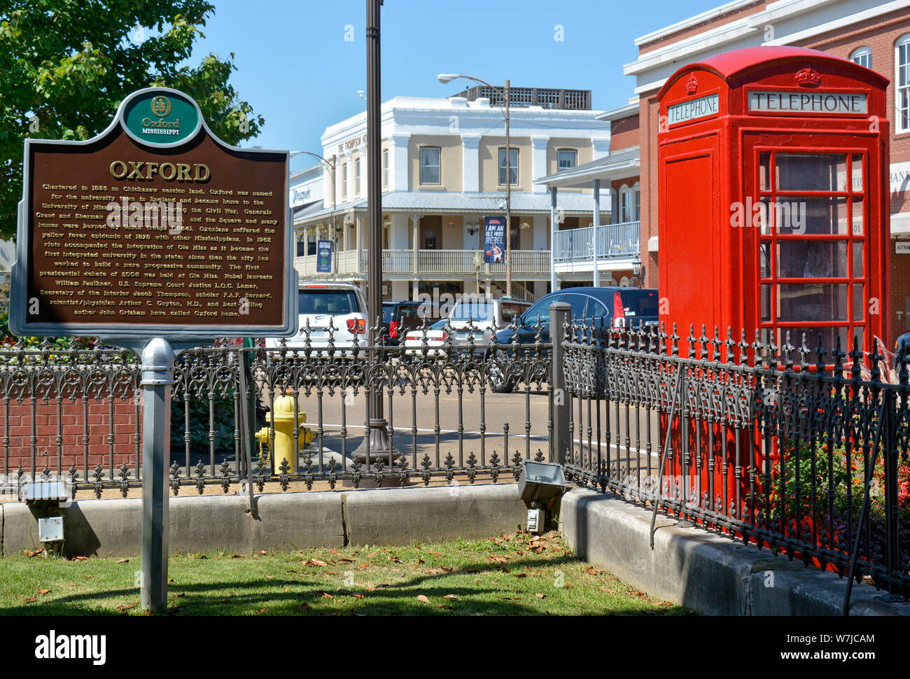 Die historische Markierung für Oxford, MS, neben einem ikonischen Britische rote Telefonzelle, die Hommage an den ursprünglichen Oxford in England zahlt Stockfoto