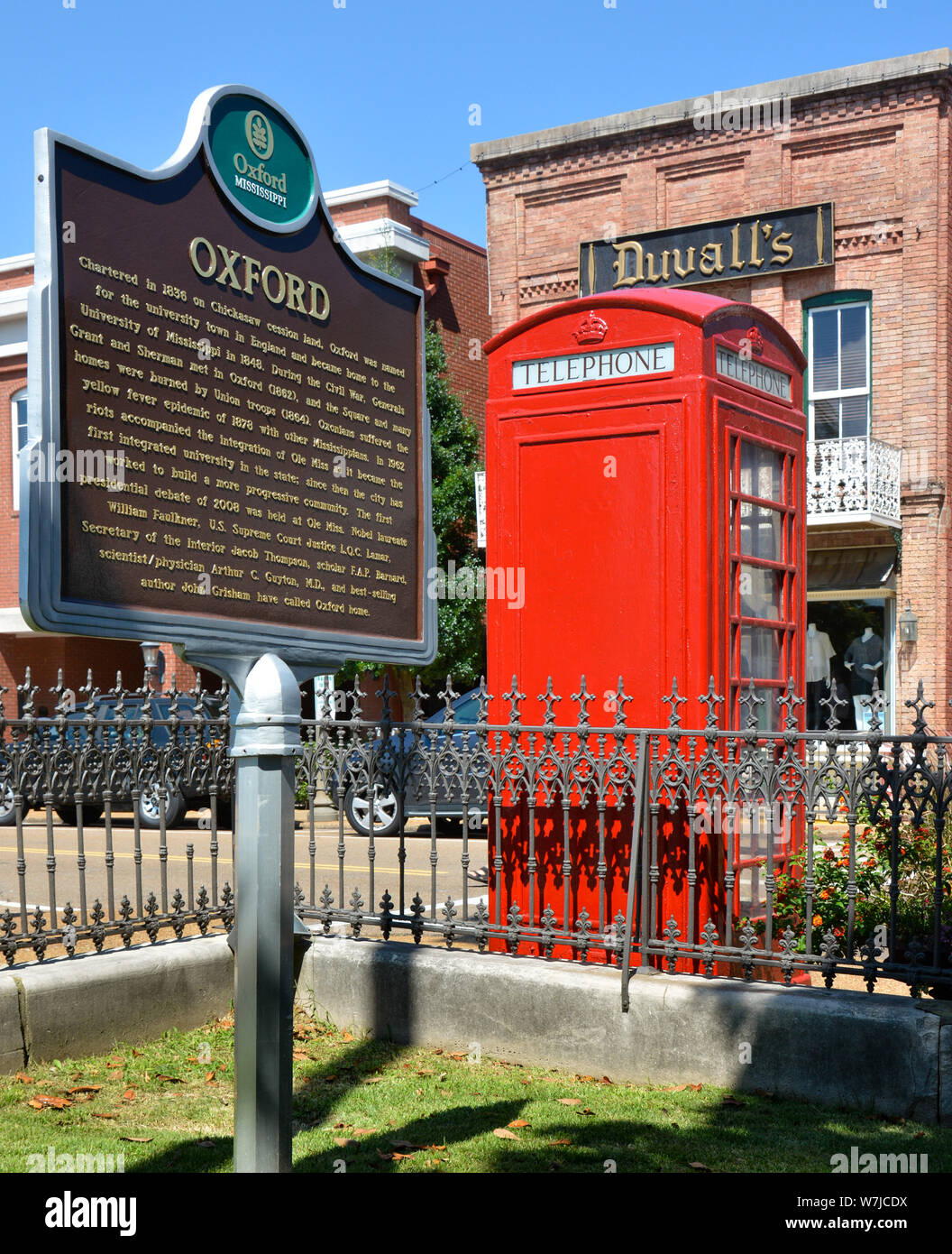 Die historische Markierung für Oxford, MS, neben einem ikonischen Britische rote Telefonzelle, die Hommage an den ursprünglichen Oxford in England zahlt, Stockfoto