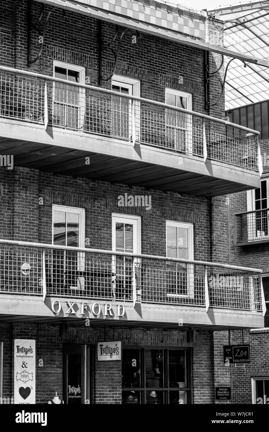 Ein historisches, renoviertes, Multi-storied gemischte Verwendung Ziegelgebäude mit Shopping unten mit wohngeschosse Overhead auf dem Platz in der Innenstadt von Stockfoto