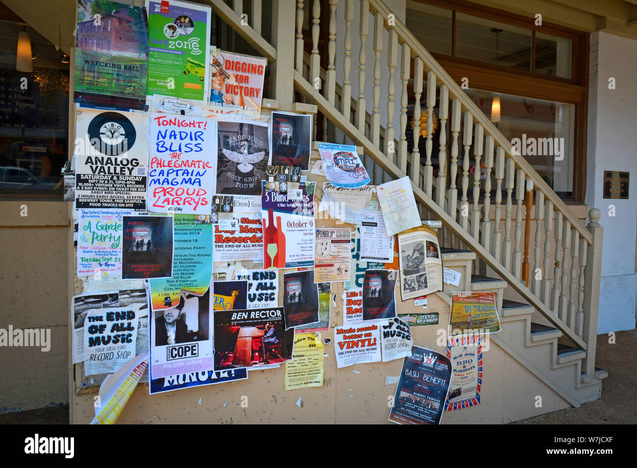 Hauptsächlich Musikplakate für die Leistungsbenachrichtigung aller Art, die auf einem Bulletin Board Bereich unter Treppen in der Innenstadt von Oxford, MS, USA veröffentlicht werden Stockfoto