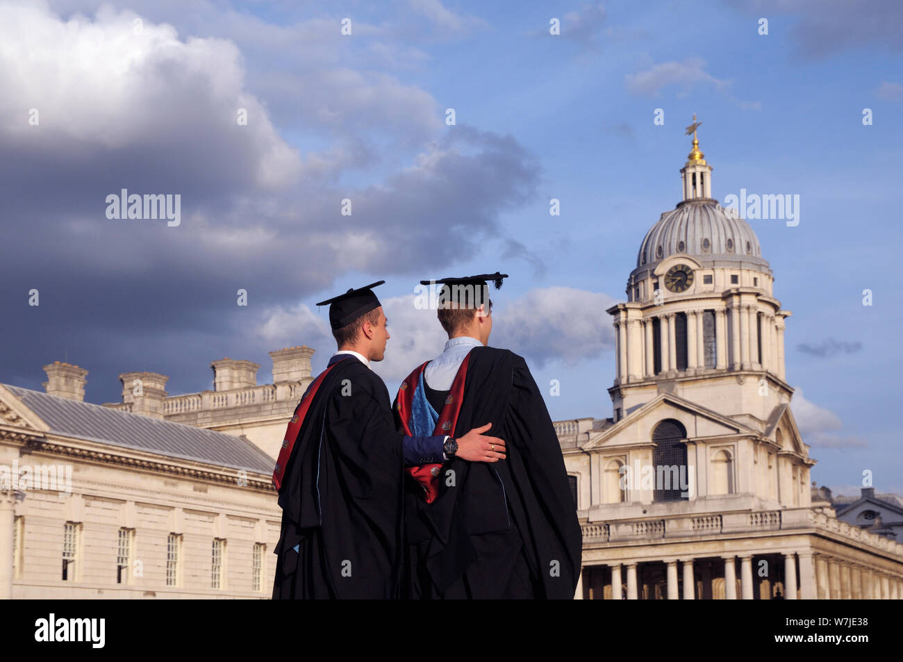 Männliche Studenten der University of Greenwich posieren für Bilder am Abschlusstag auf dem Gelände des Old Royal Naval College, London, England, Großbritannien Stockfoto