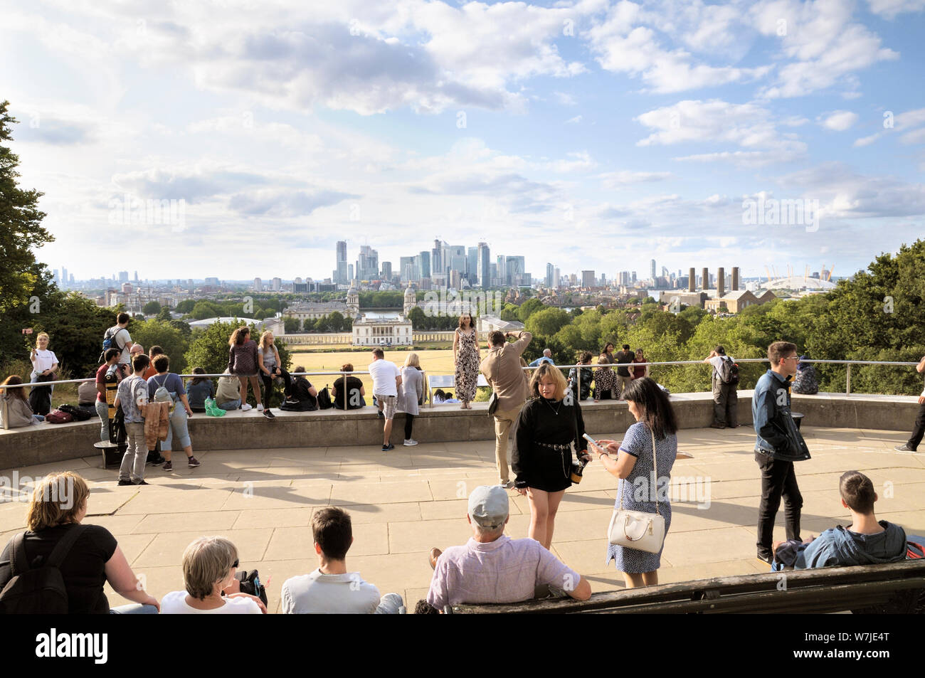 Touristen an der berühmten Aussichtspunkt mit Blick auf Greenwich Park und die Alten Royal Naval College in Richtung Canary Wharf und die Stadt, London, UK suchen Stockfoto