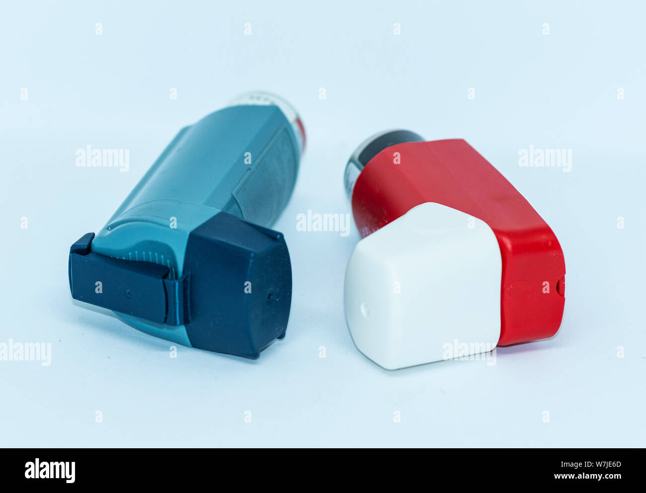 Zwei Asthma-inhalatoren mit einem weißen Hintergrund neben einander liegen. Stockfoto
