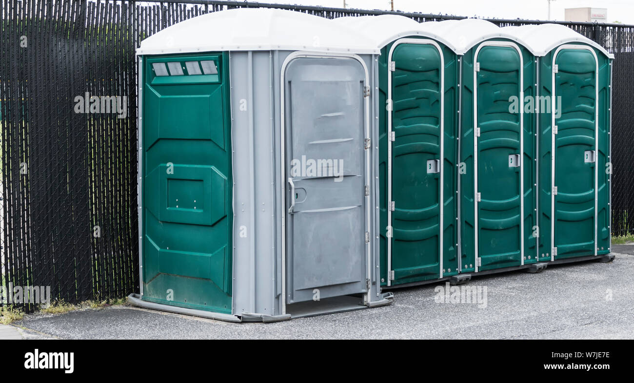 Tragbare Toiletten, die vor einer Veranstaltung in einer Highschool auf einem Parkplatz aufgestellt wurden. Stockfoto