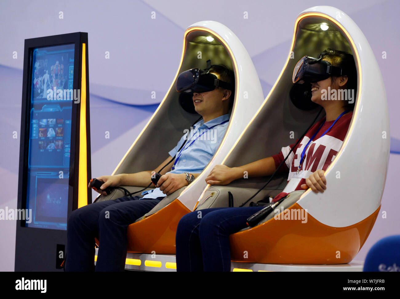 Besucher Ausprobieren der VR (Virtual Reality), das während der 7. China International grünes Fahrzeug industrie Expo Hangzhou (China 2017 GVE) in Hangzhou Stockfoto