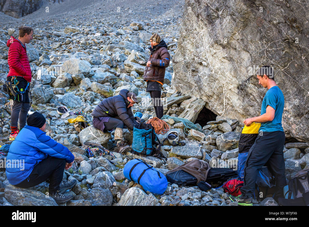Twin Streams, Mt. Cook, Canterbury, Neuseeland, 27. Januar 2017: Kletterer ihre Ausrüstung vorzubereiten und das Frühstück vor einem Tag klettern Stockfoto